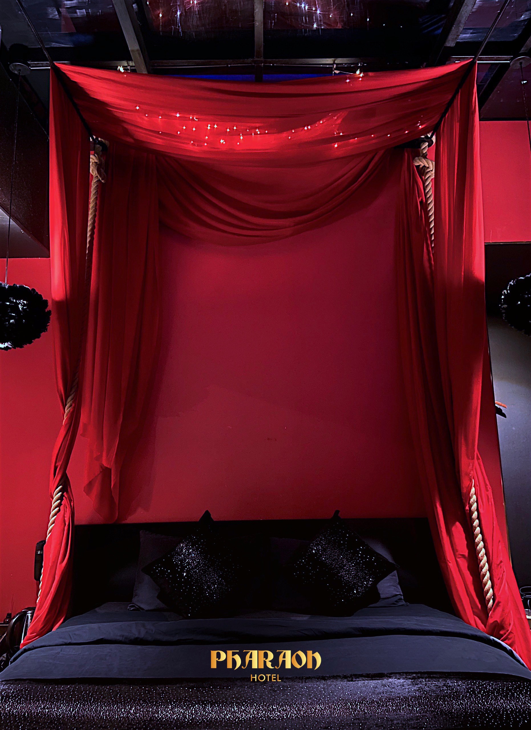 Giường ngủ phòng BDSM Sky View tại Pharaon Hotel Trung Sơn